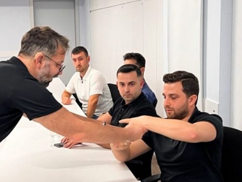 Sağır eğitmen pratik çalışması esnasında katılımcıların hatalarını düzeltiyor