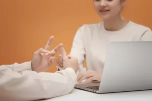 işaret dili eğitimi veren bir eğitmen